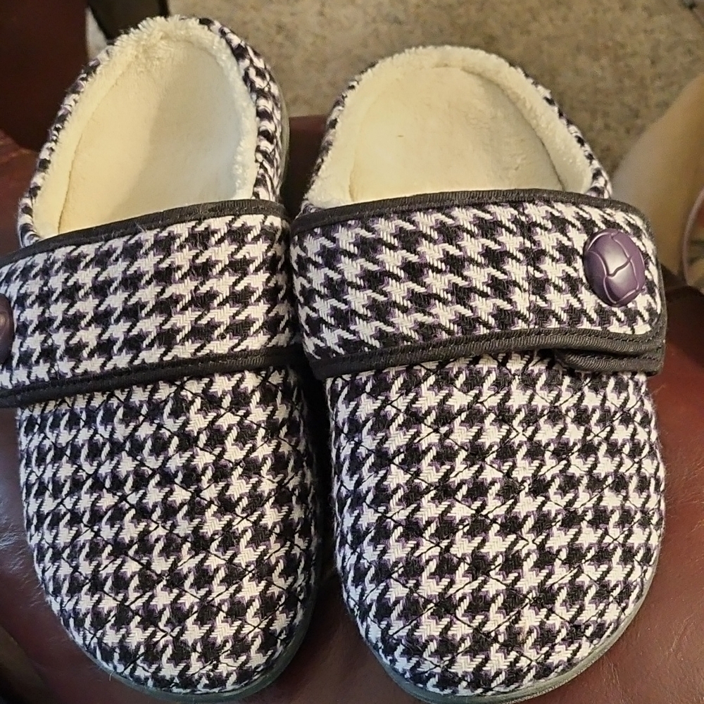 Vionic Womens Houndstooth Slippers with Black/Purple and White Design.
